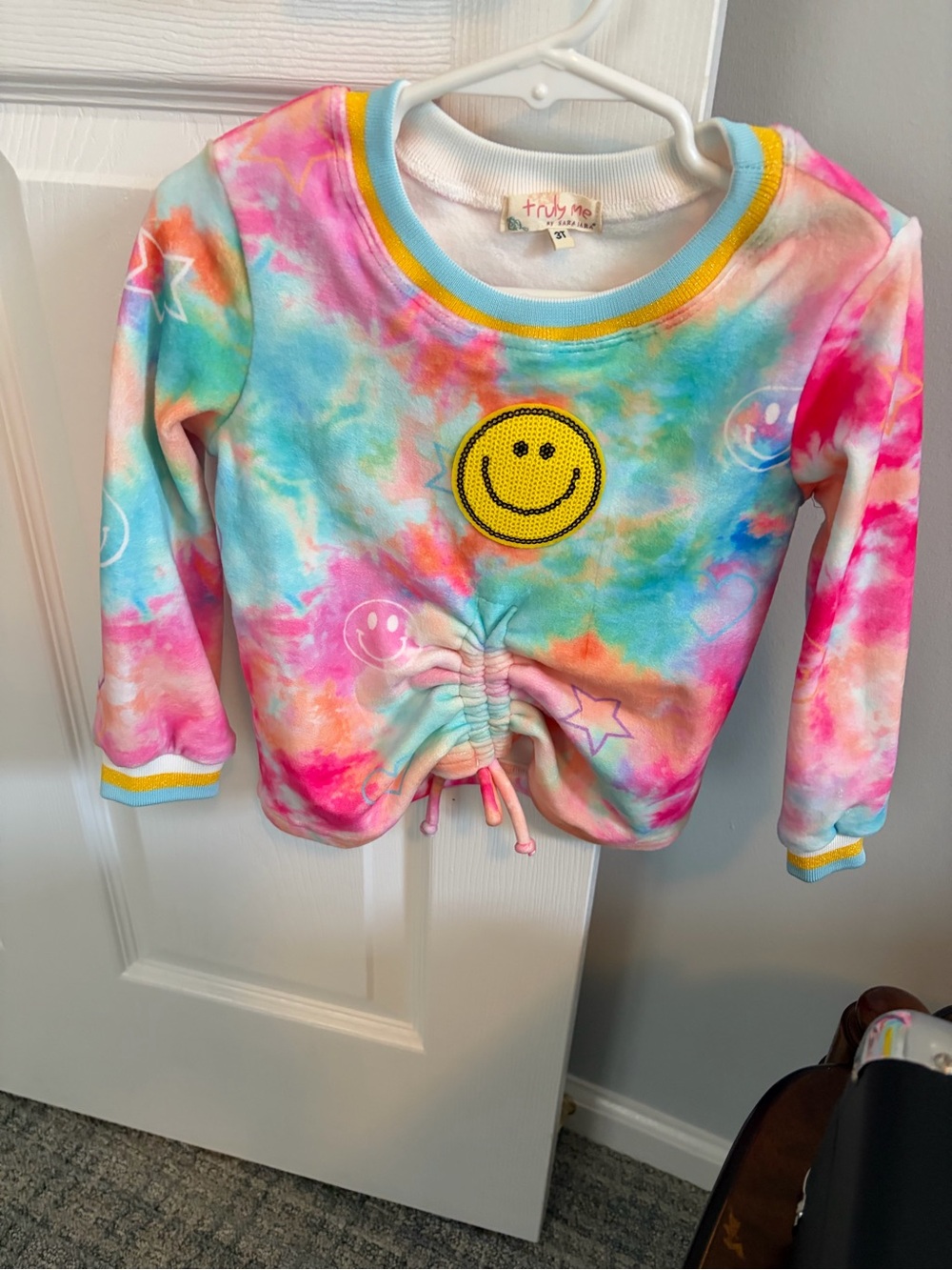 Truly Me by Sara Sara Multi Tie-Dye Smiley Sweatshirt Fuzzy warm fabric EUC